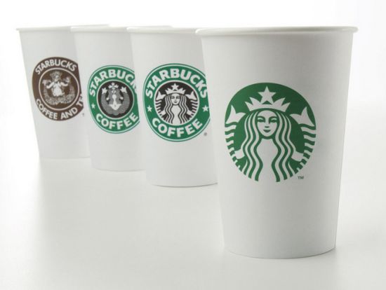 图为星巴克在1971年、1987年、1992年和2011年分别启用的新商标(从左至右)