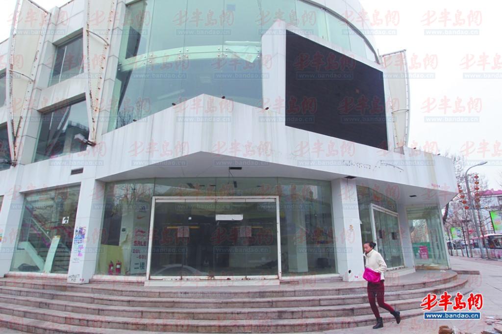 位于台东一路上的一家李宁旗舰店半年前就已关门。