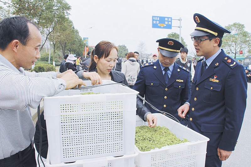 图一：工商人员开展地理标志商标专项保护