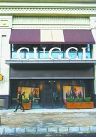 在丹东某大型广场后身现&ldquo;山寨一条街&rdquo;。王琦 摄