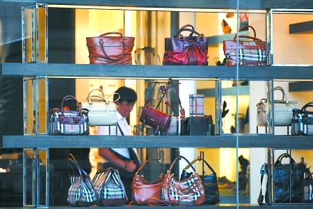 北京，一名顾客正在巴宝莉Burberry旗舰店内购物。